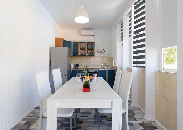 Appartement Awesome In With Wifi