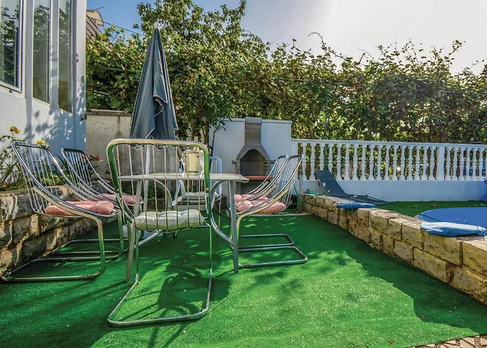 Appartement Awesome In With Wifi Zadar